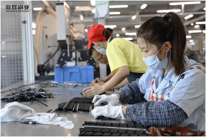 Aoqun Brush workers