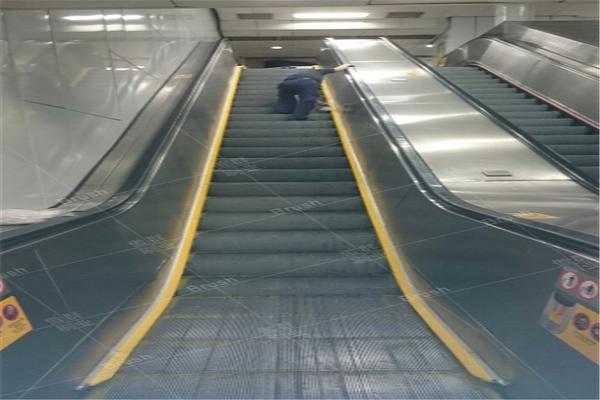 Very Clean Brush Side Escalator - AOQUN