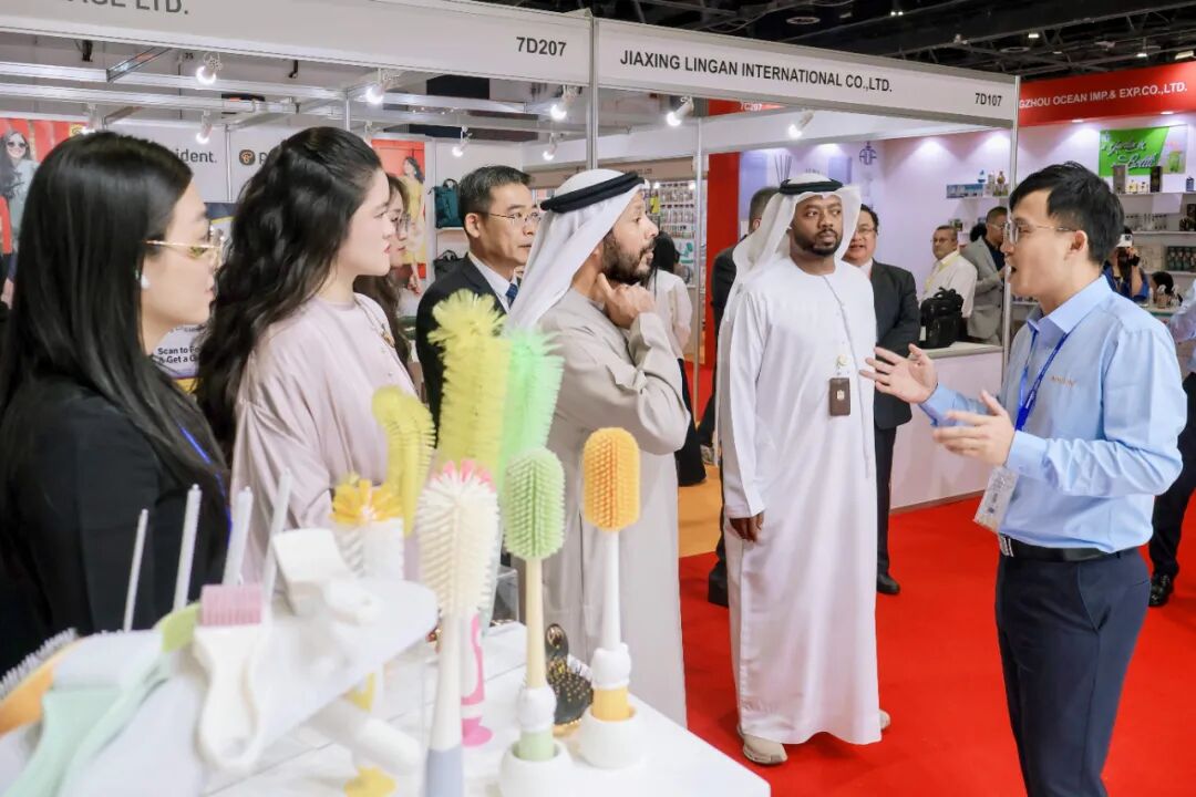 Connecting the World with Brushes! AOQUN Brush Shines at HOMELIFE Dubai 2025